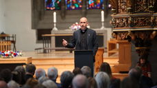 Tor Magne Nesvik talte på den offentlige presentasjonen i Stavanger domkirke etter at Kirkerådet tilsatte ham som biskop i mai 2026. Foto: Den norske kirke.