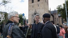 Det livssynsåpne uteteamet foran Oslo domkirke. Fra venstre: Shindo Kreg Viesselman, buddhistmunk tilknyttet Livssynsnøytralt samtalesenter ved UiO og Rinzai zen-senter; Eivind Oftebro, ledende prest i Trefoldighet, freds- og forsoningskirken; Abdifataah Mohamed Mahamud, imam (sykehjemsimam i Oslo kommune). Foto: Hans Jakob Heimvoll / Den norske kirke
