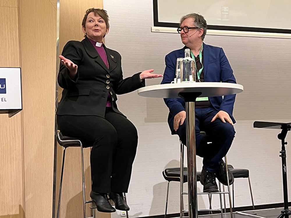 Biskop Ragnhild Jepsen og journalist Finn Tokvam i samtale