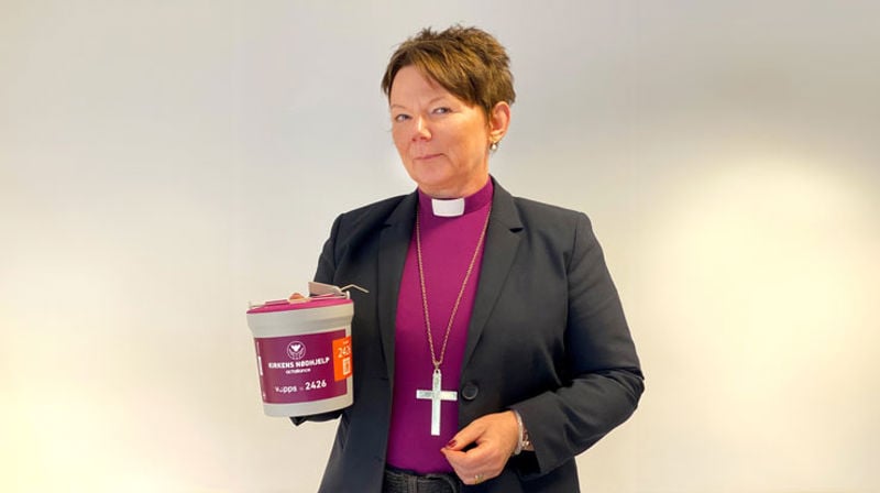 Biskop Ragnhild oppmodar til å støtta fasteaksjonen og kallar konfirmantane og andre som er med for håpsberarar. Foto: Geir Endre Kristoffersen