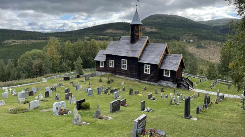 Sollia kirke ligger som et smykke i eventyrlandskapet ved foten av Rondane. Foto: Kirken i Stor-Elvdal