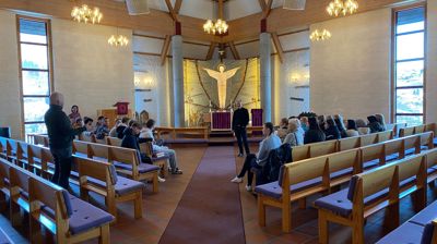 Besøk av elevar frå Kvam VGS i kyrkja