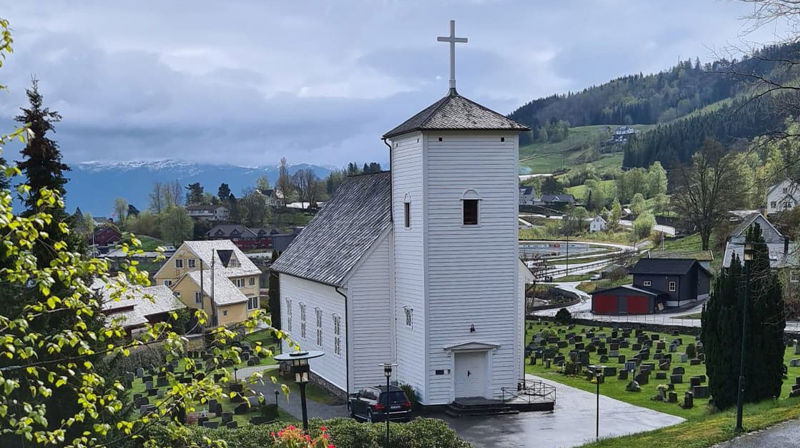 Dugnad rundt kyrkja i Vikøy