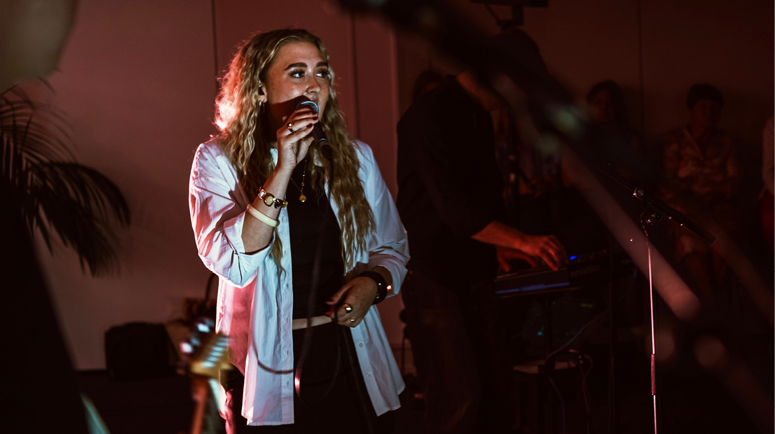 Singer/songwriter Thea aktuell med ny musikk. Foto: Eivind Halås