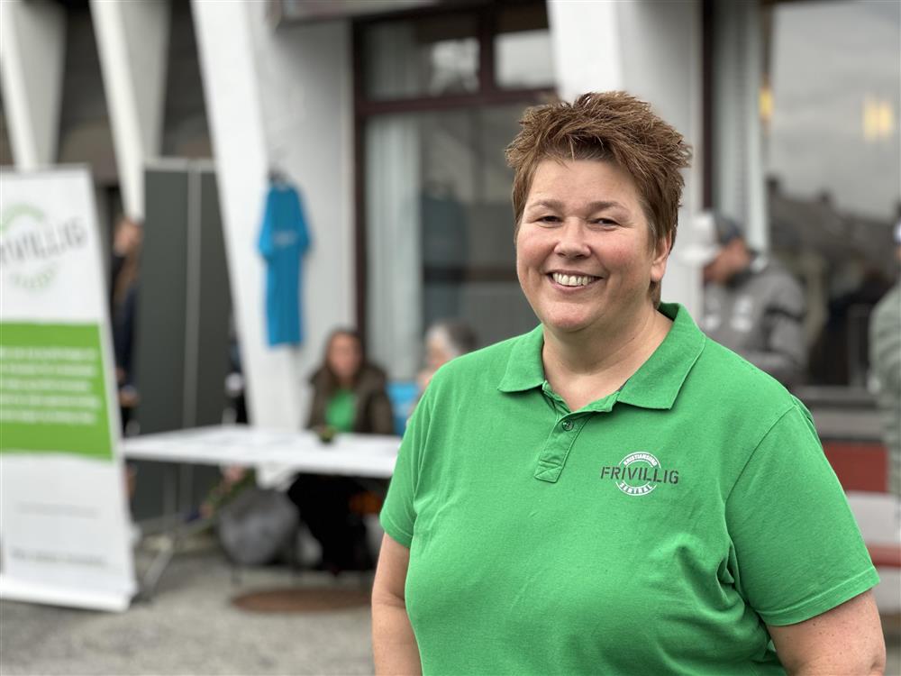Lille Andersen er leder for Kristiansund frivilligsentral og bidrar selv som frivillig i kirka