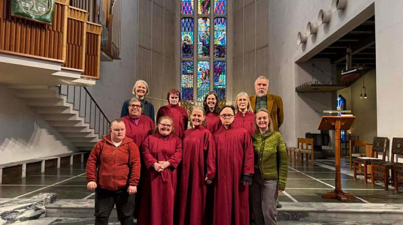 Fra øverst til venstre: Seniorrådgiver og prest Elin Vangen, Hanne Rosvoll, diakonene Line Lindfjeld Nilsen, Vigdis Larsen og Ola Smeplass. Foran fra venstre: Natalie Hjerde, Tone Sydnes, Anne-Marit Edvardsen, assistent Torill Edvardsen, Magnus Hutchinson og diakon Ingrid Løkken. Foto: Vivian Marie T. Edvardsen