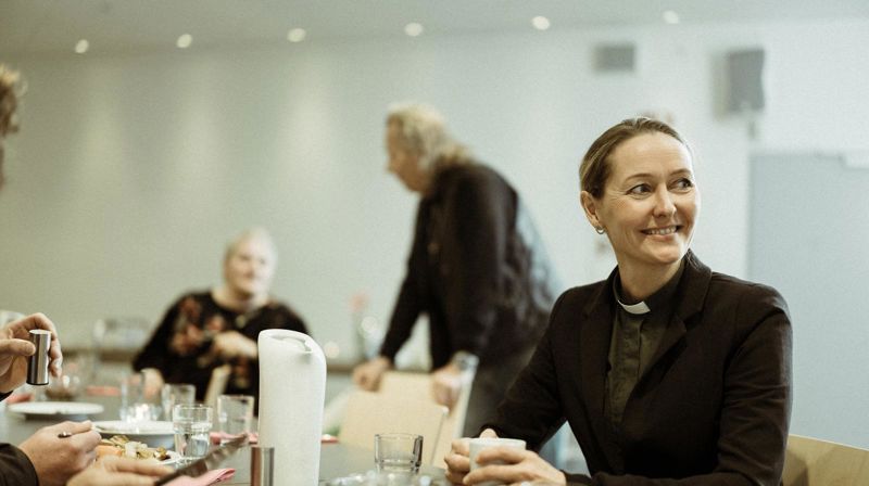 Diakonen leder kirkens omsorgsarbeid i menigheten – for at mennesker blir sett og inkludert i kirkens arbeid og i lokalsamfunnet. Foto: Jarle Hagen/Den norske kirke