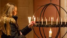 I kirker over hele landet vil det denne helgen bli tent lys for å minne de som er døde. Foto: Ole Henrik Kongsvik / Den norske kirke.