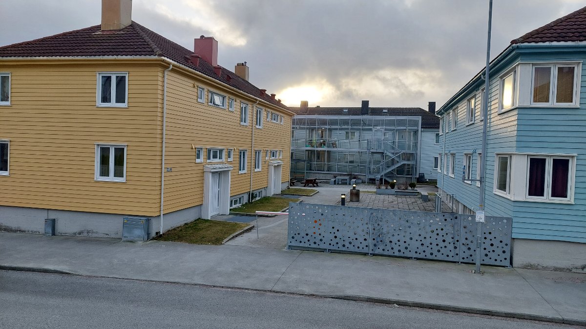 Bak denne fasaden i Politimester Bendixens gate 39 pulserer et levende fellesskap. Selv om det kanskje ikke ser ut som mye utenfra, strømmer det inn og ut folk her. Over 100 ulike mennesker stikker innom i løpet av en uke.