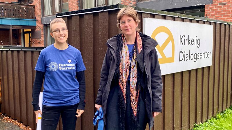 Karoline Faber og Britta Schäfer utenfor Kirkelig Dialogsenter/Dialoghuset (gamle Strømsø menighetshus). Foto: Elisabeth Helgeland Wold