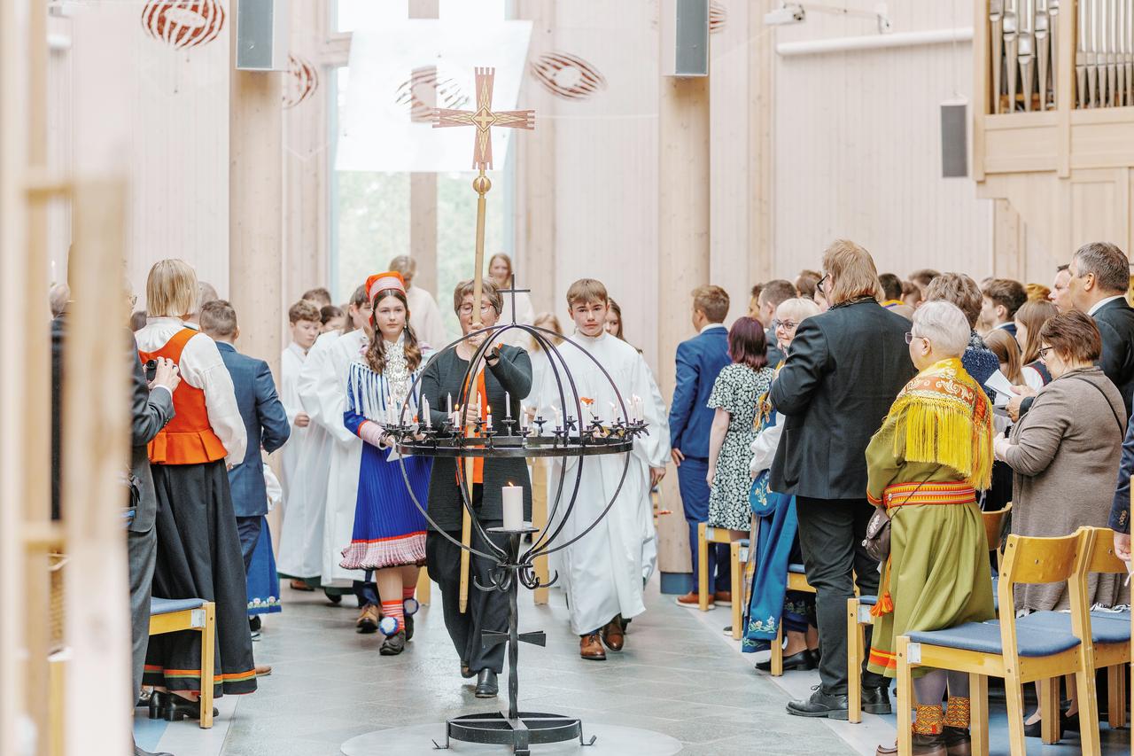 Prosesjon i konfirmasjonsgudstjeneste – foto Ørjan Marakatt Bertelsen