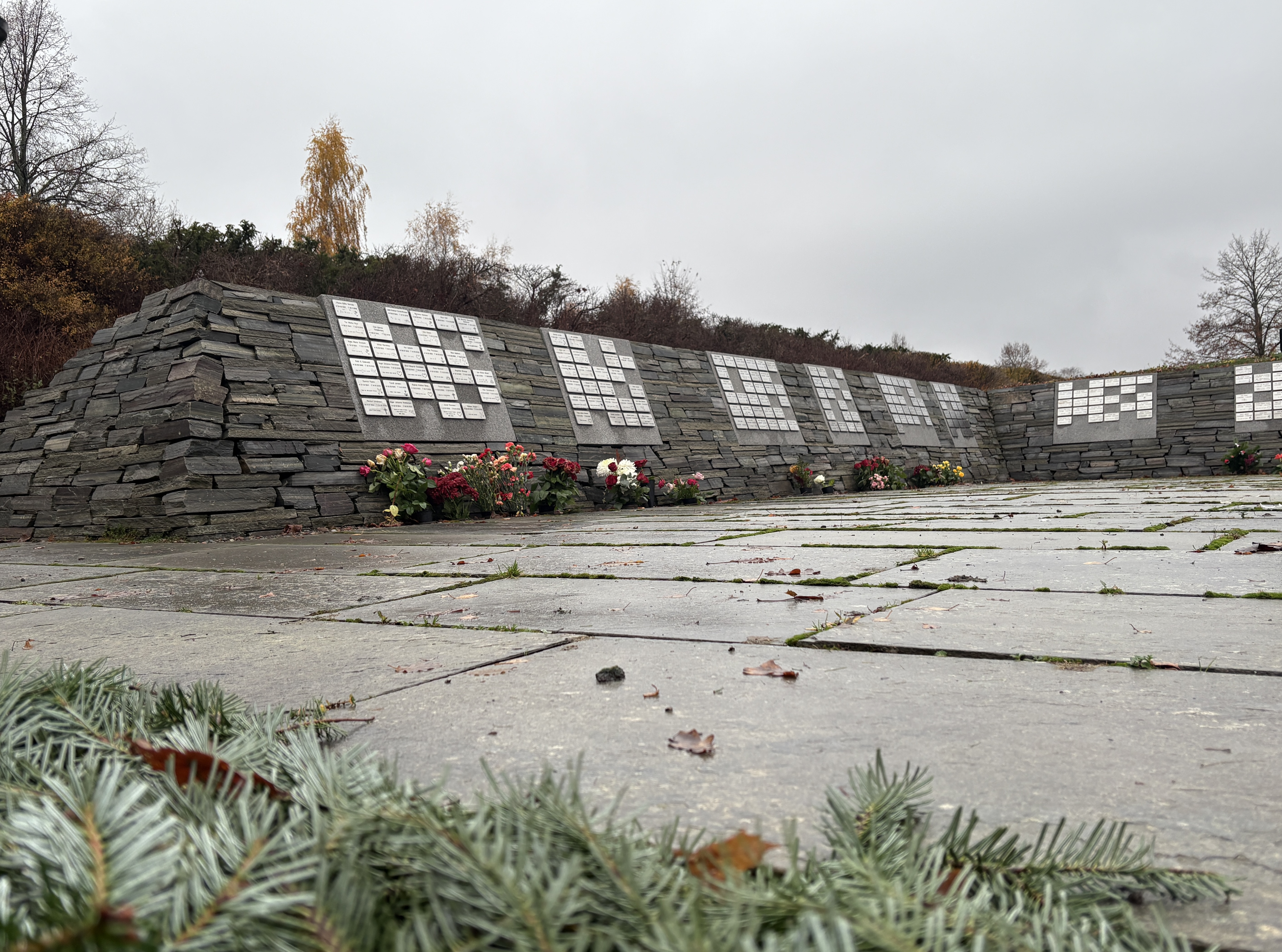 Reparasjonsarbeid av steinmur Navnet minnelund Nøtterøy