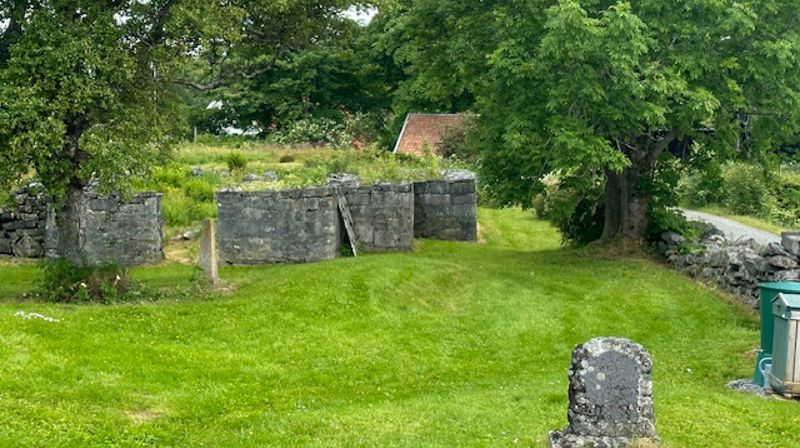 Kyrkjegarden på øya Herøy har fått vatn