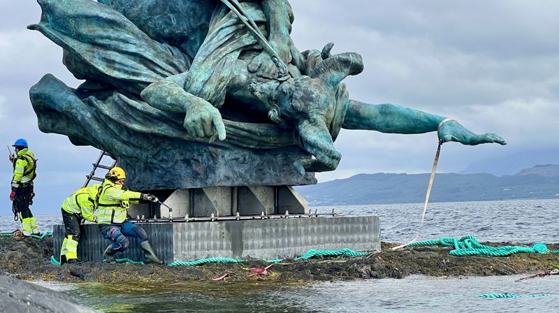 Fredag avdukes en ti meter høy statue av Petter Dass på Helgelandskysten.