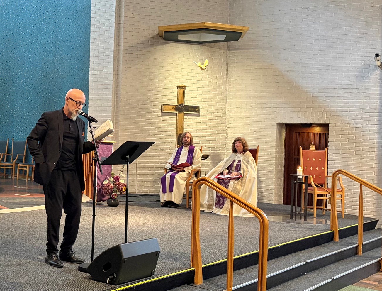 Lars Saabye Christensen leste egne tekster under litteraturgudstjenesten i Molde domkirke