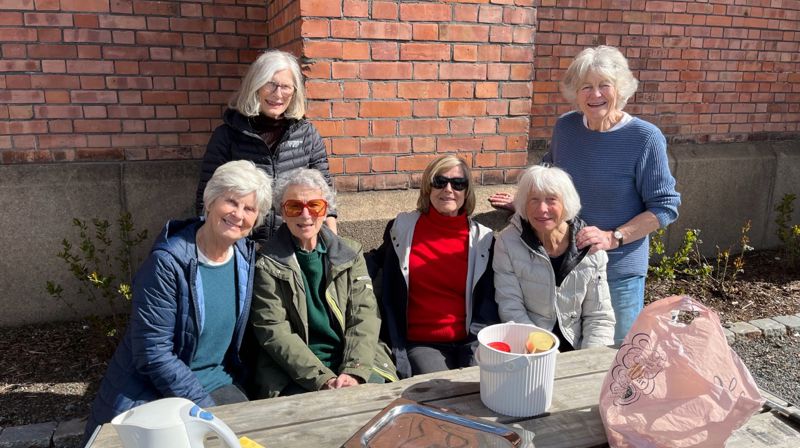 Stående fra venstre: Tone Bjelland Grønvold og Inger Sandvik.  Sittende fra venstre: Elisabeth Bjørnson, Inger Lund Petersen, Ragnhild Plesner og Esther Ringdal