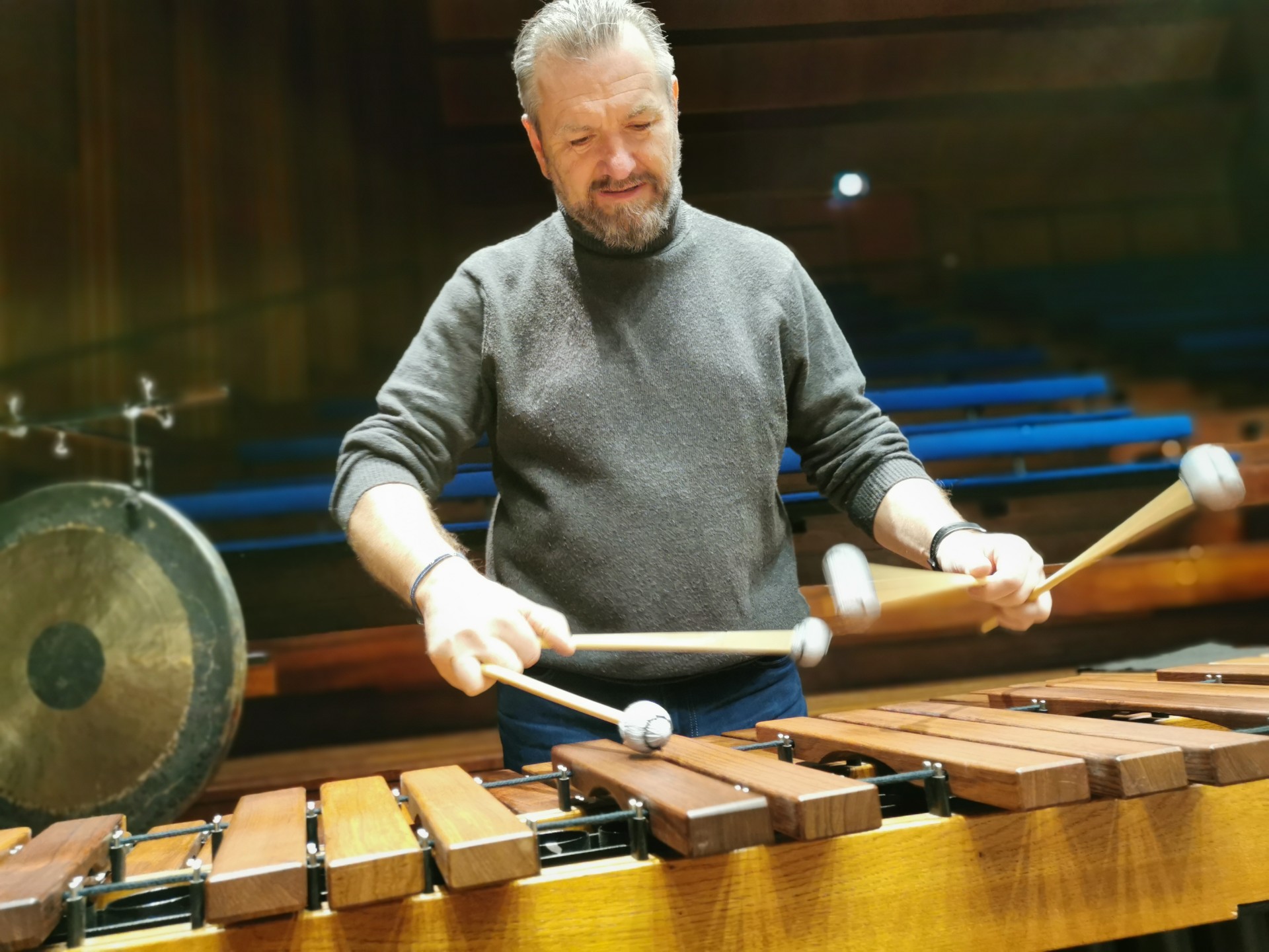 Christian Berg som spiller på sin marimba