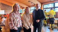 Daglig leder Hanne Rud, anleggesleder Sara Swensson og sokneprest og fungerende prost Tor Øystein Vaaland under pølsefesten for arbeiderne fra O-en.