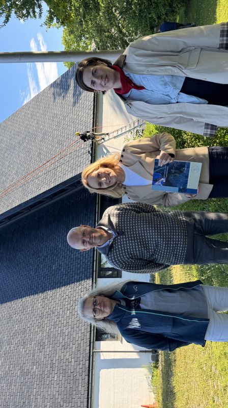 Befaring med Riksantikvaren i Holmen kirke. Fra venstre daglig leder i Holmen Solveig Elin Bru Olsen, kirkesjef John Grimsby, riksantikvar Hanna Geiran og kirkelig fellesråds rådgiver Marthe Fjøse (Foto: Asker kirkelige fellesråd)