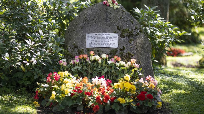 Plaketten på steinen sier: Tilgi, men aldri glemme. Denne plaketten er satt opp til minne om medmennesker som på ulike måter ble ofre for storsamfunnets manglende evne og vilje til å forstå deres egenart og skjebne.