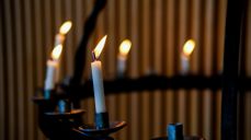 I Johannesevangeliet, kapittel 1 vers 5, står det: Lyset skinner i mørket, og mørket har ikke overvunnet det. (bibel.no)