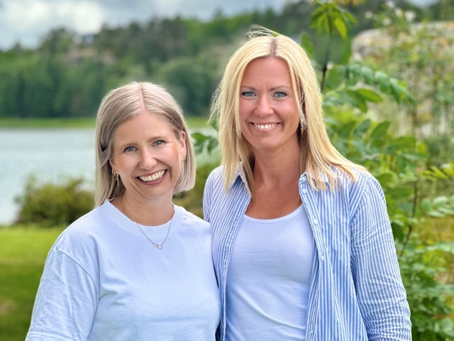 - Det er fint å la konfirmantene oppleve Guds nærvær gjennom praktiske handlinger som bønn og lystenning. Kroppen husker også, sier Jenny Marie Ågedal og Hilde Heitmann. Foto: Torill Landaasen.