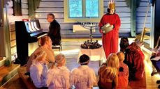 Barnehage på besøk i Kvæfjord kirke i Troms (Foto: Den norske kirke).