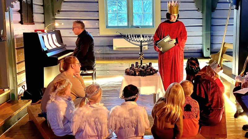 Barnehage på besøk i Kvæfjord kirke i Troms (Foto: Den norske kirke).