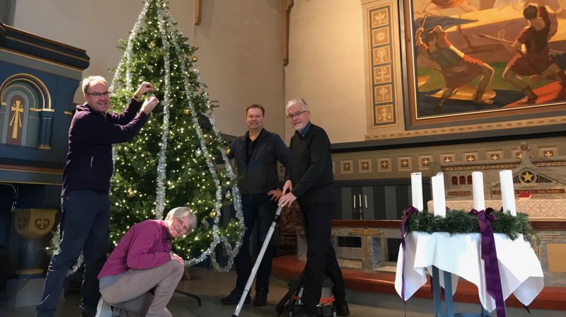 "Nå har vi vaska golvet, og vi har pynta tre": De ansatte i Rolvsøy menighet ønsker velkommen til jul; daglig leder Jo Edvardsen, kirketjener Irene Pinaas, kantor Ivar S Haugen og fung. sokneprest Runo Lilleåsen.