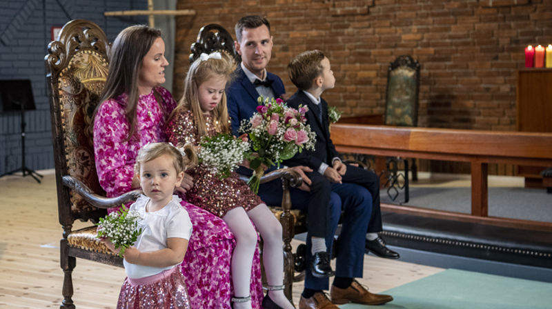 Marte Haugsrud Smedseng (37) og Morten Johan Nordahl (32) giftet seg i et drop-in-bryllup i fjor. Med i seremonien var barna Agnes (2) , Olai (6) og Inga (7). Foto: Øivind Rånes, Namdalsavisa