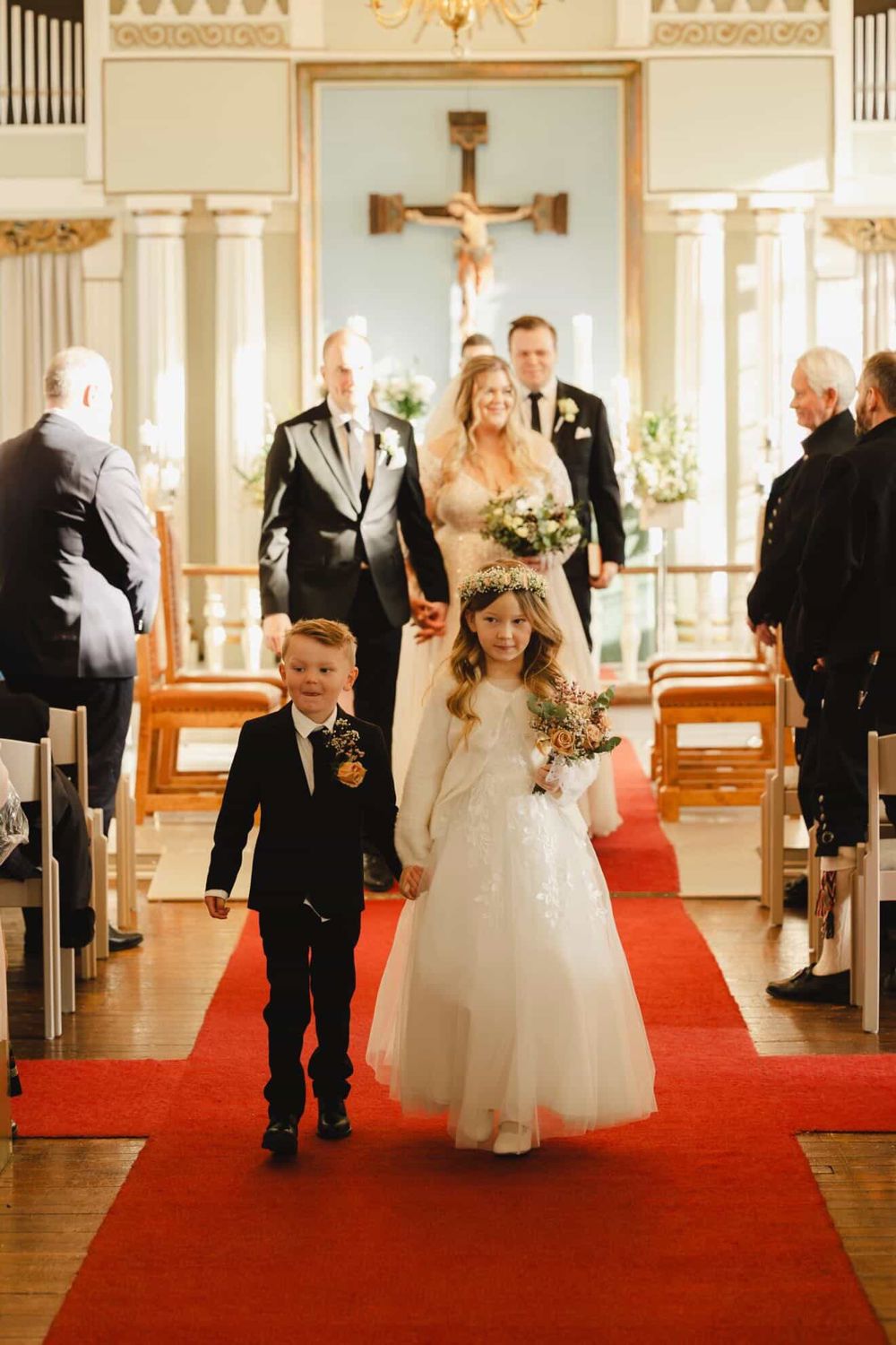 Hele den stolte familien kunne gå ned midtgangen – dobbel glede! Foto: Lydia GP Photography