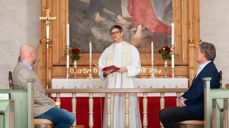 14. februar er det drop-in-bryllaup i kyrkjer i ulike delar av landet. Foto frå drop-in-bryllaup i 2022 (foto Audun Hagen / Den norske kyrkja).