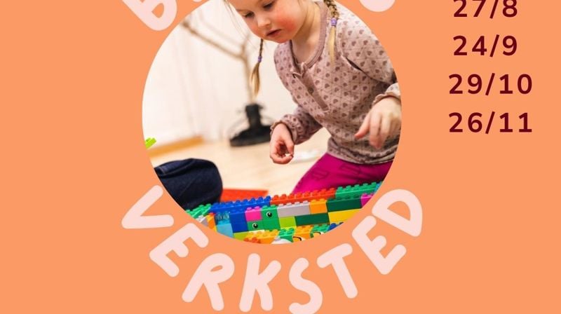 bilde av et barn som er i konsentrert leker med klosser og figurer.