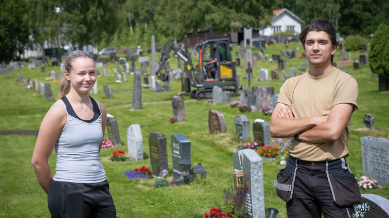 Kaja (16) og Erik (21) er sommervikarer på kirkegårdene i sommer. Foto: Anders Nyhuus