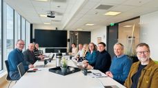 Prostisamtale med Hallingdal prosti. Fra venstre er stiftsdirektør Eigil Morvik, biskop Jan Otto Myrseth og HR-leder Kristin Brønn ved bispedømmekontoret i samtale med prost i Hallingdal Sveinung Hansen (nærmest) og kirkevergene Didrik Hjort (Nes), Anders Ilsøy (Hol), Irene Markegård (Hemsedal), Martha Kristin Gaptjern (Flå), Kjellfred Dekko (Gol og Herad) og Svetlana Anistreatenko Tosa (Ål). Foto: Torill Landaasen