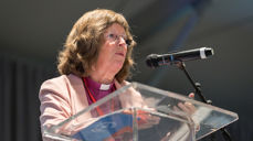 Biskop Ingeborg Midttømme på talerstolen under sentralkomitémøtet i Kirkenes verdensråd i Sør-Afrika. Foto: Albin Hillert/WCC