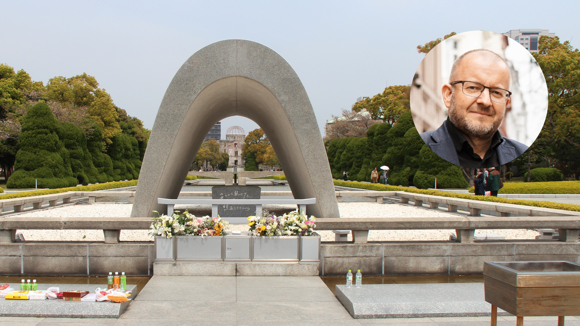 Minnesmerket for ofrene etter bombingen av Hiroshima. Foto: Adobe Stock / frdric. I sirkelen: Einar Tjelle generalsekretær i i Mellomkirkelig råd for Den norske kirke. Foto: Den norske kirke.