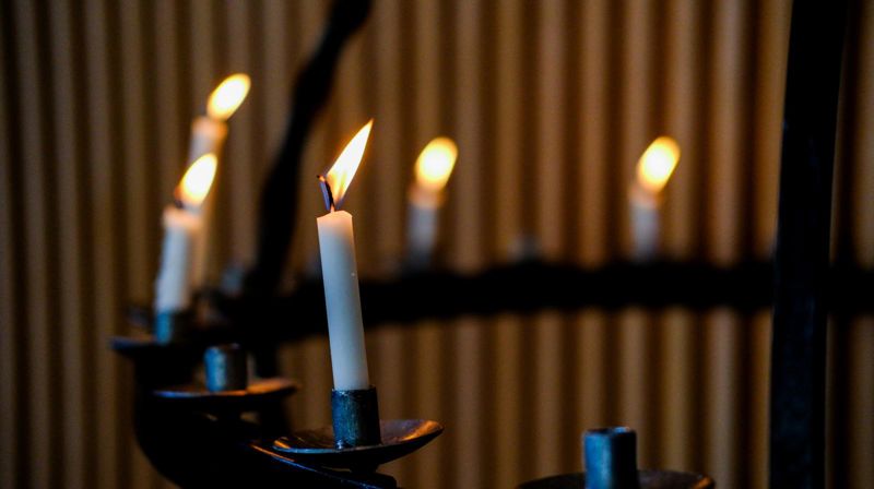 I Johannesevangeliet, kapittel 1 vers 5, står det: Lyset skinner i mørket, og mørket har ikke overvunnet det. (bibel.no)