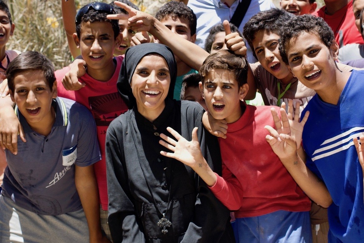 Hver uke får barnas familier besøk av en diakonal medarbeider som følger opp hele familien – med mat, praktisk hjelp, en kort andaktsstund og annen oppfølging de trenger hjelp til. Foto: Stefaniusalliansen