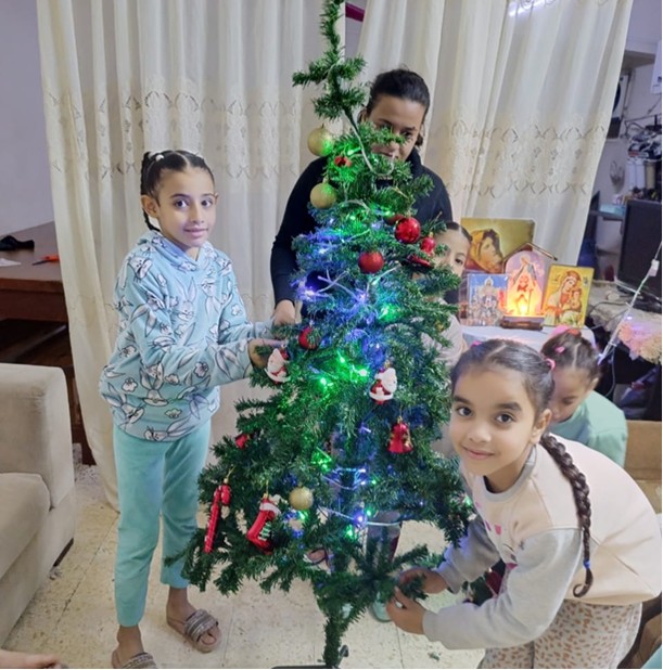 Bilde: Noen av barna på barnehjemmet pynter juletreet. Foto: Stefanusbarna. 