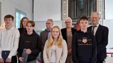 Helleland På sitt beste: Første rekke årets konfirmanter: Anker Andreas Hetland, Kevin Hetland Sørensen, Linnea Skipstad, Vidar Kvinen. Andre rekke gullkonfirmanter: Solfrid Nordmark, Arild Hovland, Ingun (Mydland) Løtoft og Olav Grøsfjeld. FOTO: Audhild Grøsfjeld