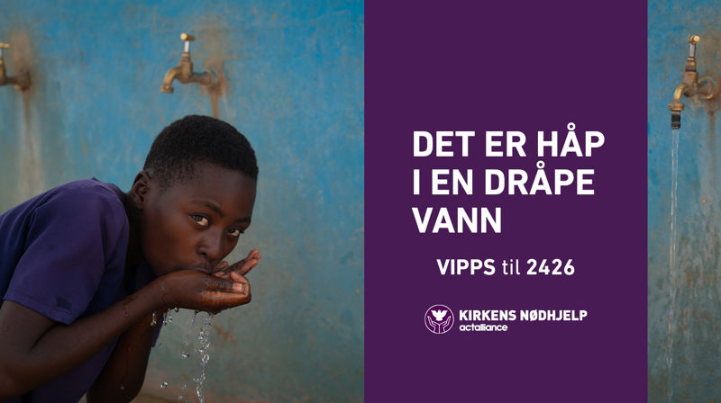 Bilde Fasteaksjonen. Bilde av afrikansk gutt som drikker vann fra kran. Lilla banner med teksten "Det er håp i en dråpe vann. Vipps til 2426 Kirkens nødhjelp actalliance"