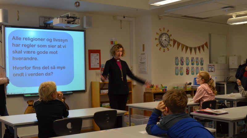 Samtalen om tro engasjerte både biskop og elever. Foto: Johannes Ek Reindal