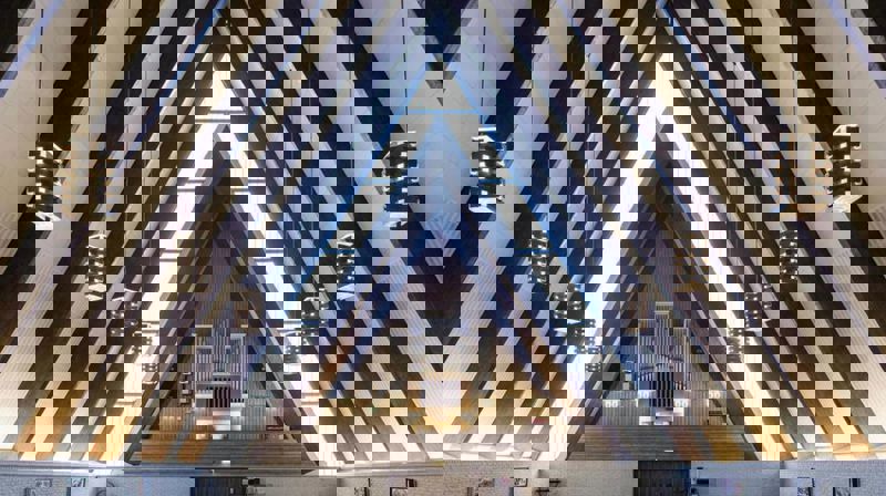 I både bokstavelig og overført forstand er det høyt under taket i Biskopshavn kirke. (Foto: Joel Bijou Irudayam)