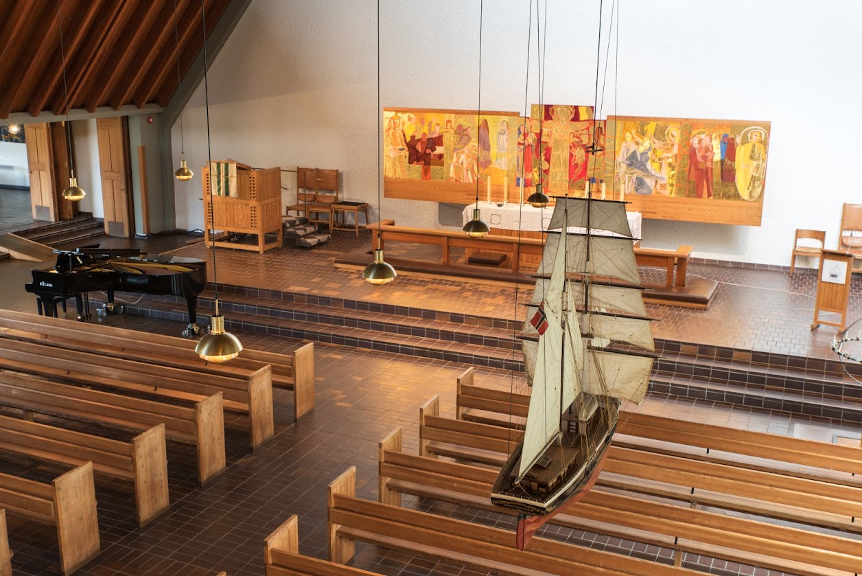 Kirkeskip og altertavle. Foto: Jan Olav Langseth