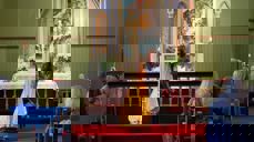 Henrik Sørensens dekorasjon i korbuen i Holmsbu kirke. (Foto: Jan Lillehamre)