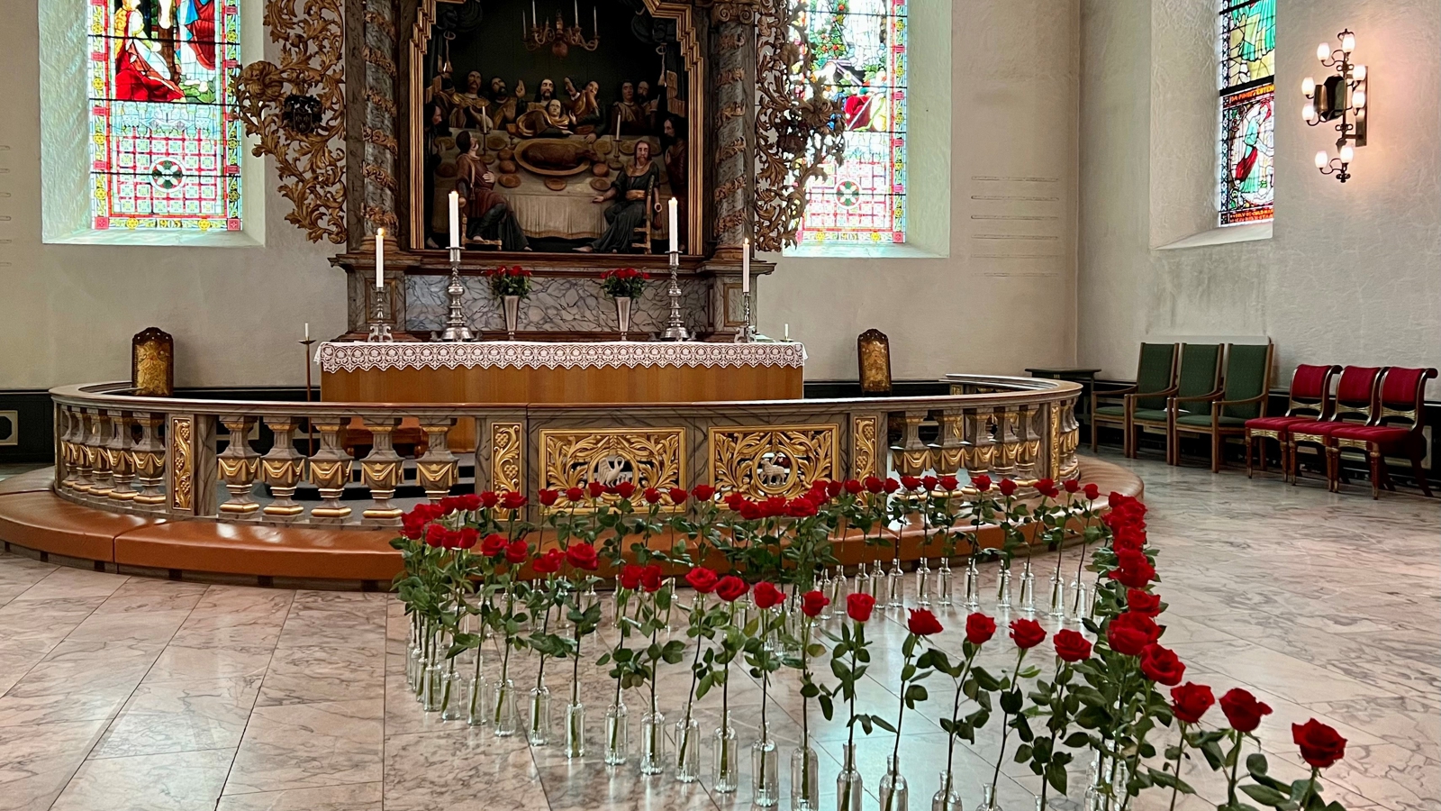 77 røde roser i formen av et hjerte foran alteret i Oslo domkirke.
