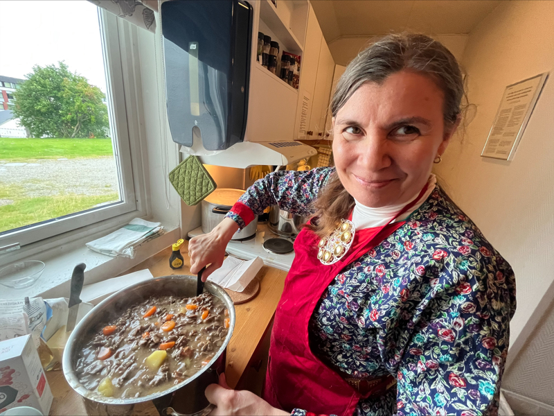 Alle deltakerne fikk servert nydelig bidos av Ellen Katrine Hætta, medlem av Samisk kirkelivsutvalg, og til daglig politimester i Finnmark.