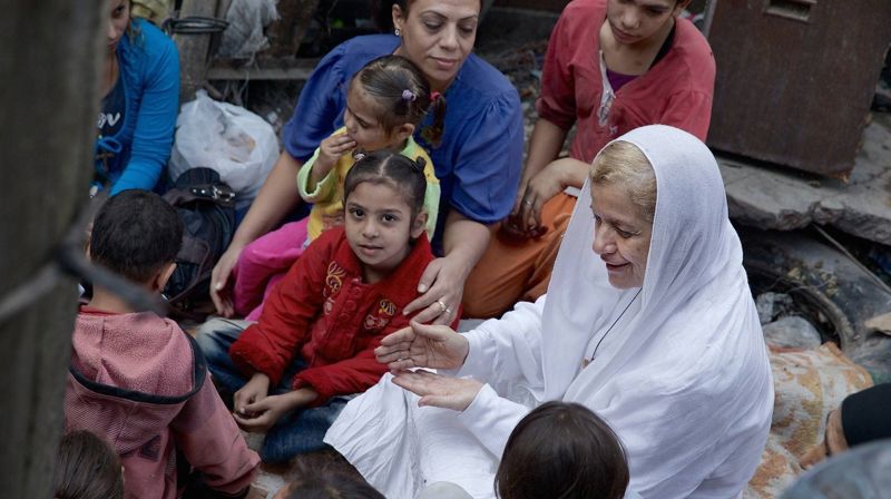 Bilde: Mama Maggie med Stefanusbarna. Foto: Stefanusbarna.