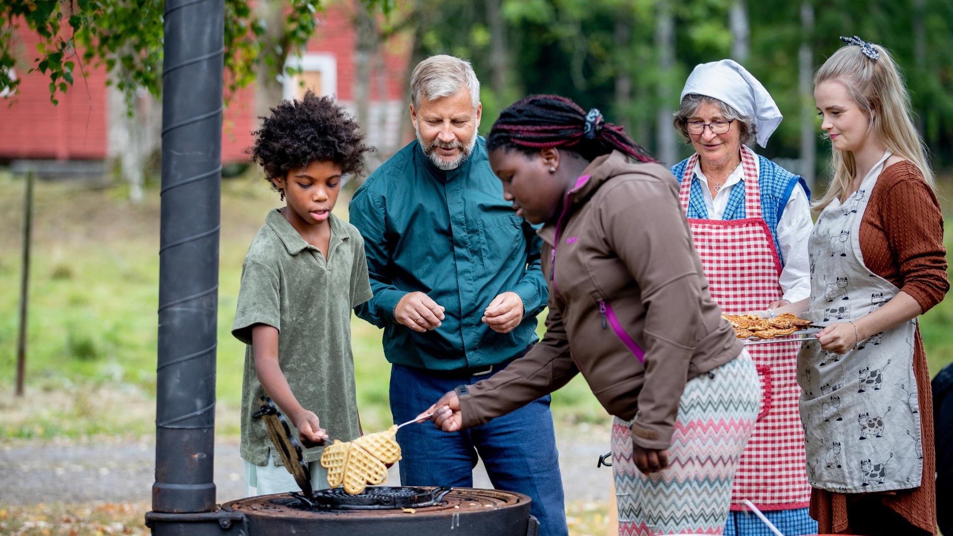 Den norske kyrkja har meir enn 77 000 frivillige medarbeiderar. – Talet er lågare enn før pandemien. Kvar femte frivillige har ikkje «kome tilbake». Vi må framleis sjå på korleis vi rekrutterer og tek vare på dei frivillige. Alle som har tid, evner, lyst eller eit talent kan få bidra som frivillig, seier kyrkjerådsleiar Kristin Gunleiksrud Raaum. (Foto: Bo Mathisen / Den norske kyrkja).